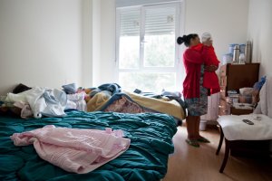 María es ecuatoriana y tiene un hijo pequeño. Vende cartones para pagarse un billete de vuelta