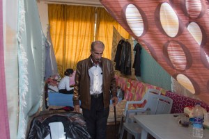 En el monasterio de Marka, en Amán, un anciano lleva un pin con la letra árabe nun que el ISIS dibuja en las casas de los cristianos | Daniel Rivas Pacheco