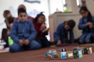 Los niños encuentran también en el centro un sitio donde volver a jugar juntos. Javi Julio | Nervio Foto
