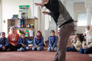 Amer aprovecha también las clases para dar de desayunar a los niños. Javi Julio | Nervio Foto