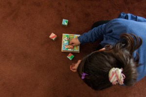 Amer utiliza juegos, como este puzle, para que los niños reaprendan a concentrarse. Javi Julio | Nervio Foto